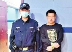 民警|男子拉断玻璃门把手入店盗窃