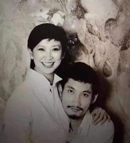  身材|施南生送别赌王，一头短发穿素衣69岁身材风韵犹存，奶奶变阿姨了