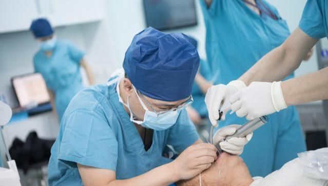  喝水|抢救室内，伤者口渴想喝水，医生一下把水打翻在地