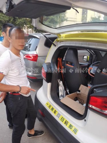电话卡|这辆小E竟藏不可告人秘密!民警打开后备箱发现…