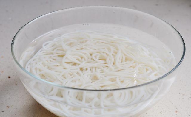 清甜|三伏天不吃这菜,到秋天就老了,炒米粉脆嫩又清甜,皮都不用去