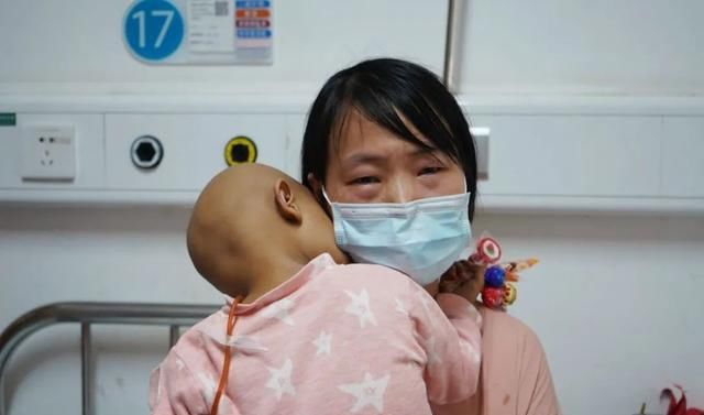  张影影|心疼，女童患病5个月双目失明坚持自己吃饭，因看不见急得大哭