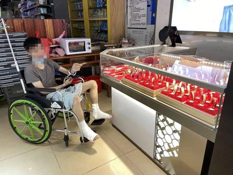  男子|尴尬~顺德一男子盗窃珠宝金器，逃跑不到10米却打120求救！