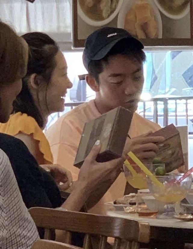  出镜|苗苗晒老公郑恺视角照秀恩爱，素颜出镜天鹅颈优越，景美人更美