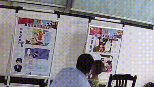 民警|男子当着警察的面,打了儿子两巴掌后跪在地上......