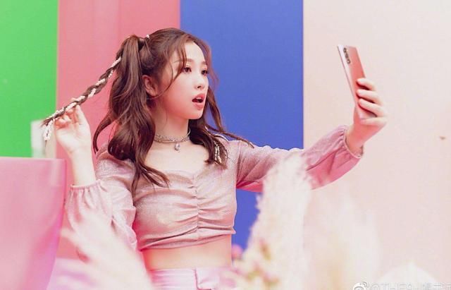  女团|The9刘雨昕出舞台事故，用力过猛甩掉麦继续唱，女团假唱第一名？