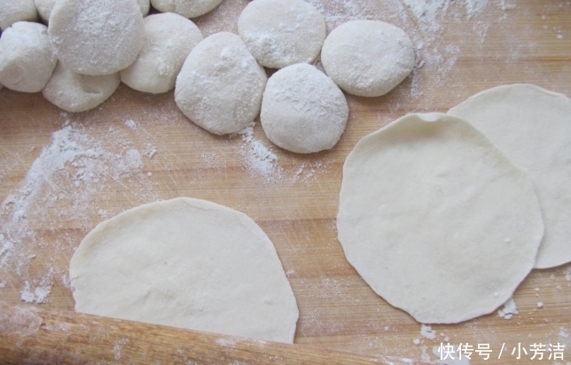  可口|调韭菜饺子馅，教你几个小技巧，韭菜不出水不变色，鲜香可口