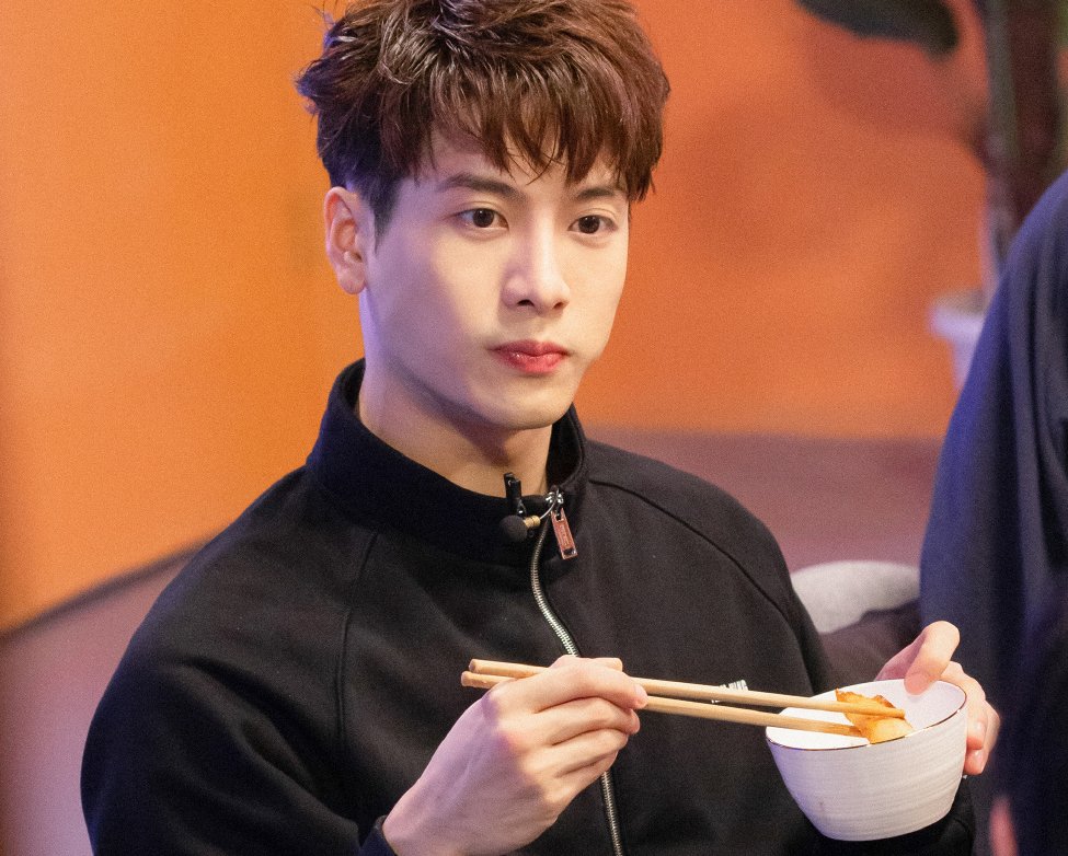  王一博|王嘉尔初学嗑瓜子，王一博露牙演示，两个铁憨憨要多笑几遍