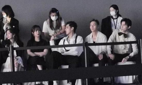  娱乐圈|发布会上明星扎堆坐热聊, 昔日女神却孤独一人, 圈中友情让人寒心