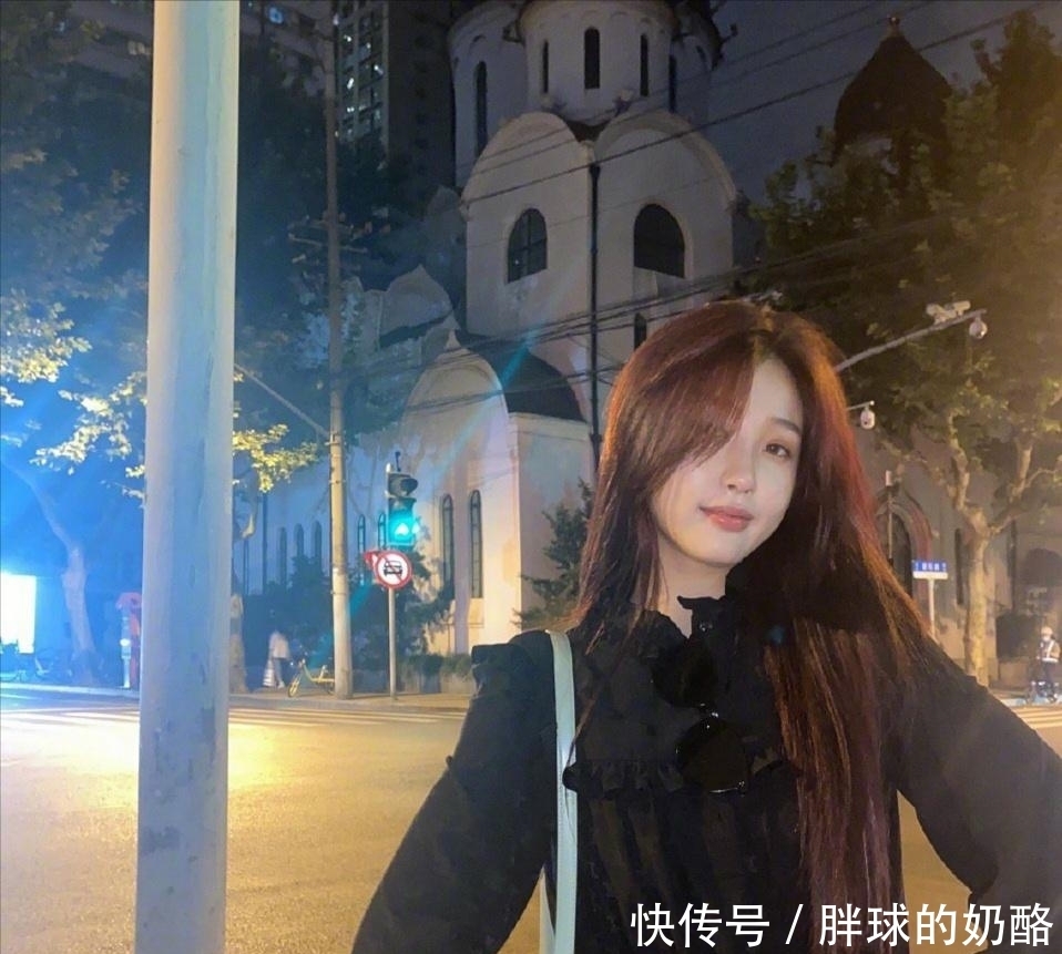  中裙|虞书欣的衣品又提升了，黑色宽松中裙慵懒随性，既显贵气又显气质