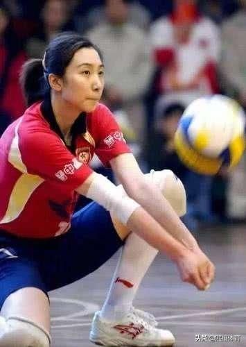  依旧|41岁女排女神现身青春依旧，转型解说员很成功，已为人母身材超棒