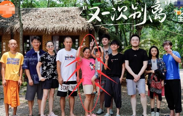  感动|《向往4》收官海报，蘑菇屋家人都不站C位，见到最中间的人好感动