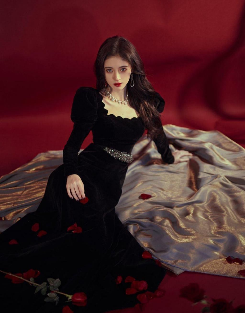 学习她|别跷二郎腿了!现在流行美人坐,看看热巴、鞠婧祎就知道有多惊艳