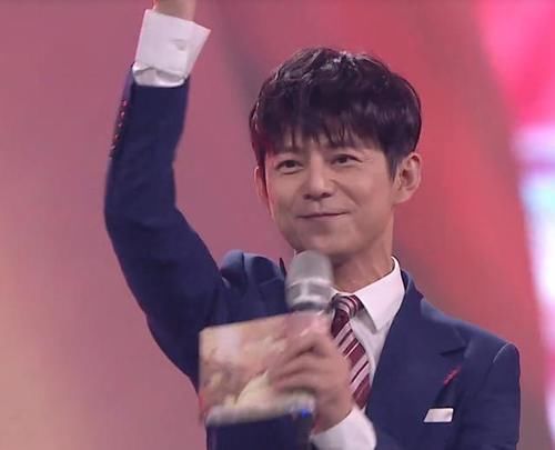  姐姐|万茜主持首秀台风稳，抢话何炅超自信！