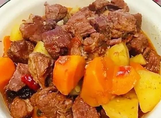  风味|俄式炖牛肉（美食吃好不浪费，教你一道好吃过瘾的风味美食）。