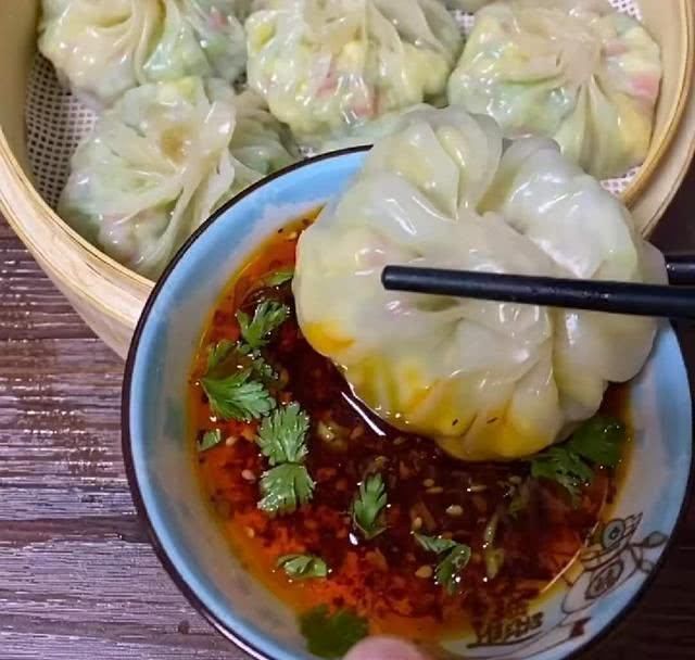 西葫芦|剩的饺子皮不要扔,做成包子,一擀一包真省事,皮薄馅大真好吃