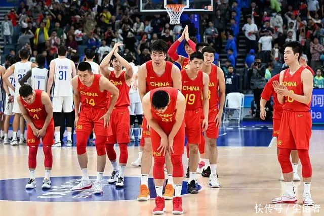难怪会输菲律宾，网上流传一张疑似中国男篮的照片，场景说明了原因