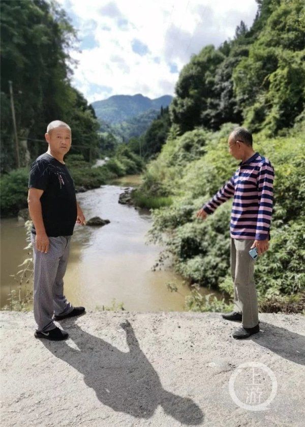  倒扣|轿车冲出桥面倒扣在河里，后车上的两人紧急救人……