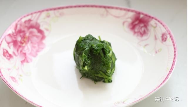  好吃|以后这种蔬菜叶子不要再扔了，用来煎饼，营养高，比鸡蛋饼好吃