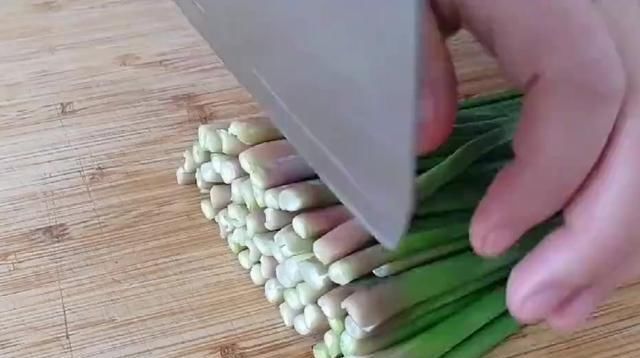  早餐|蒜苔帽创意新吃法，金黄酥脆，学会这一招，早餐就吃它