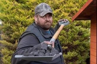 为生|小伙买彩票中8500万后挥霍殆尽 如今却靠送煤为生