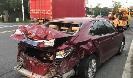  S9|事发S9苏绍高速公路：轿车高速被砸，6吨多的钢卷冲破货车栏板，差点成肉饼