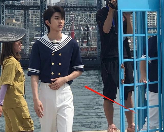  蔡徐坤|吴宣仪超短裙参加《跑男》，注意旁边蔡徐坤的手，真实人品藏不住