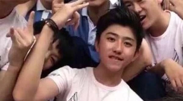  真名|原来“蔡徐坤”不是原名？当他的真名曝光后，网友直呼：幸亏改了