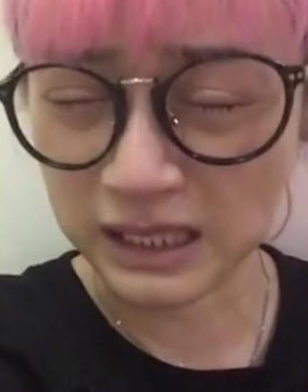  女造型师|男星性侵8女被判四年，百位受害者曝光包括未成年，狼狈现身法院