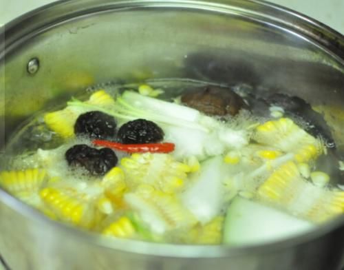  锅中加入适量的食用|鸡鸭鱼肉吃不起，在家做这5道快手素菜，几块钱一大盘，比肉还香