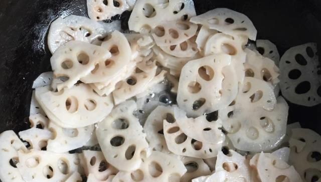 莲藕放入|炒莲藕时,不要直接下锅炒,炒之前多加一步,莲藕清脆爽口不发黑