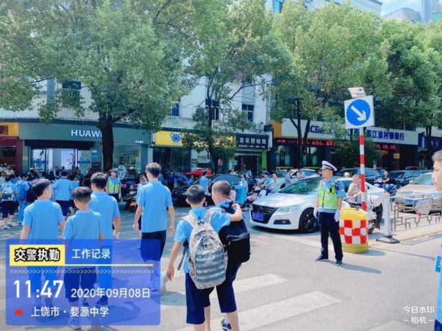 严查|【创文进行时】婺源公安交警严查各类违法行为