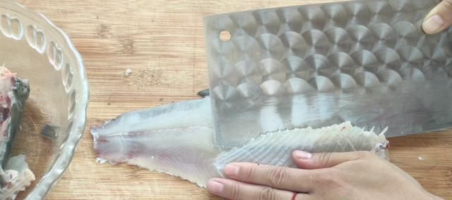  草鱼|草鱼去刺一根不留，用这个方法做出来的鱼汤，汤白如奶，没有腥味