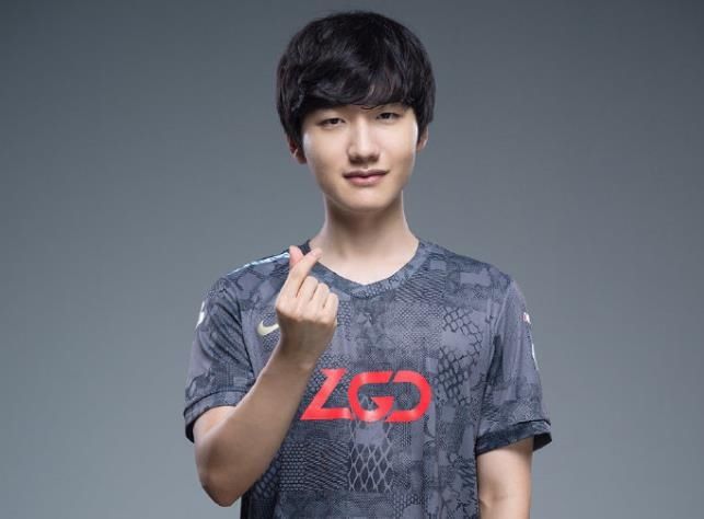  语言|小花生被爆破了！Ins惨遭3国语言狂喷：你真的是个垃圾打野！