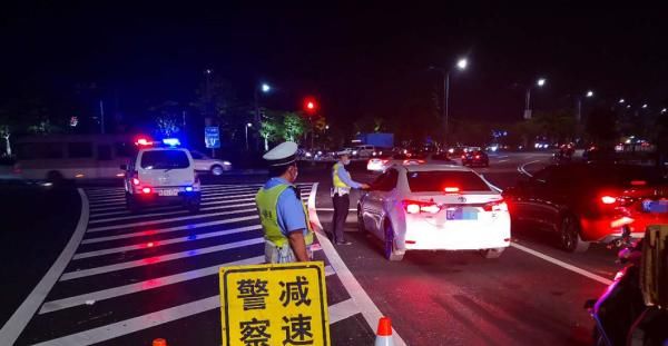 沈警官|外地一家四口来珠海旅游,回家途中父亲出事被抓!孩子哭闹不止!