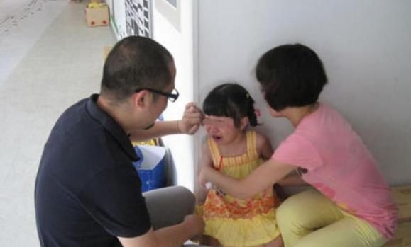 奶奶|孙子耍赖不去幼儿园，被奶奶“无情”拎起，网友：一招收拾两代人