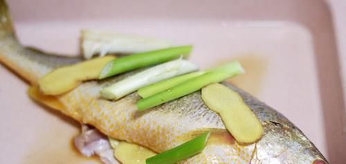 不用|做红烧鱼不用不粘锅,学会这一步,鱼肉鲜嫩入味,鱼皮不破,不碎!