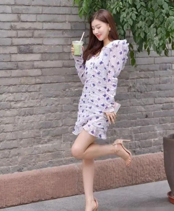 地方|白色印花连衣裙一种清新脱俗的美，一双大长腿才是最养眼的地方