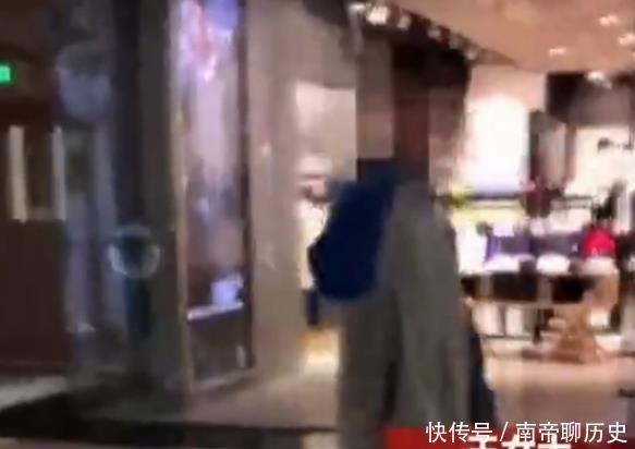  男子|女子大庭广众下被男子尾随, 被呵斥后口出狂言 你女儿卖不卖!