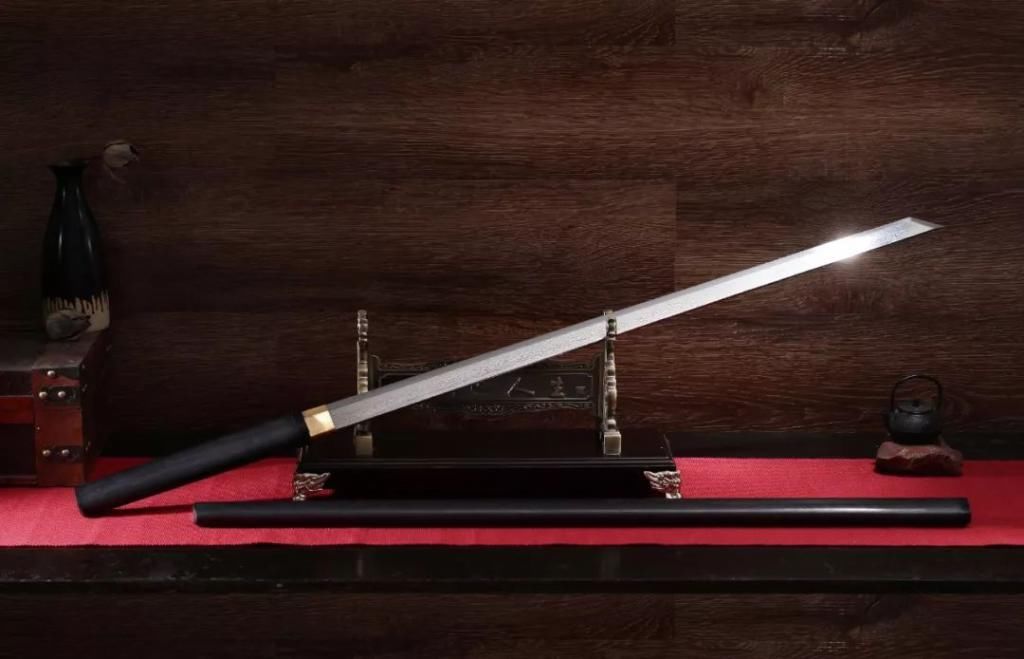 战场|从古代的战场利刃,到现在的杀伐利器,传统刀剑和现代短刀,你更喜欢哪种?
