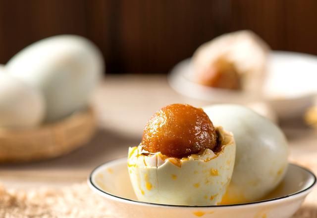  学会|腌咸鸭蛋，学会这个简单方法，7天就能吃，个个起沙流油