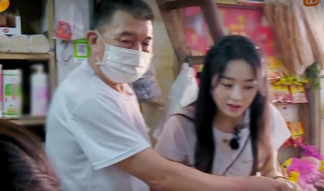  时说|去菜市场买完菜，谁注意赵丽颖结账时说了啥？无意暴露家庭地位