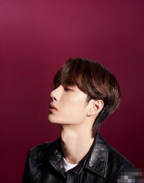  王一博|队长王一博太暖心！《这就是街舞3》选人花絮，跪着看小学员表演