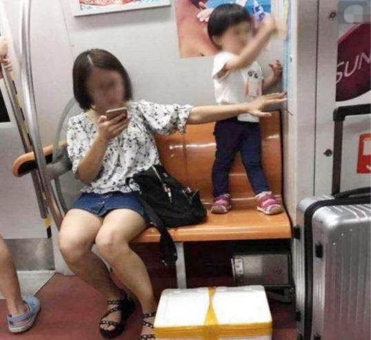 儿子|火车上,3岁儿子大声哭闹,宝爸的做法让人佩服:高级别教养