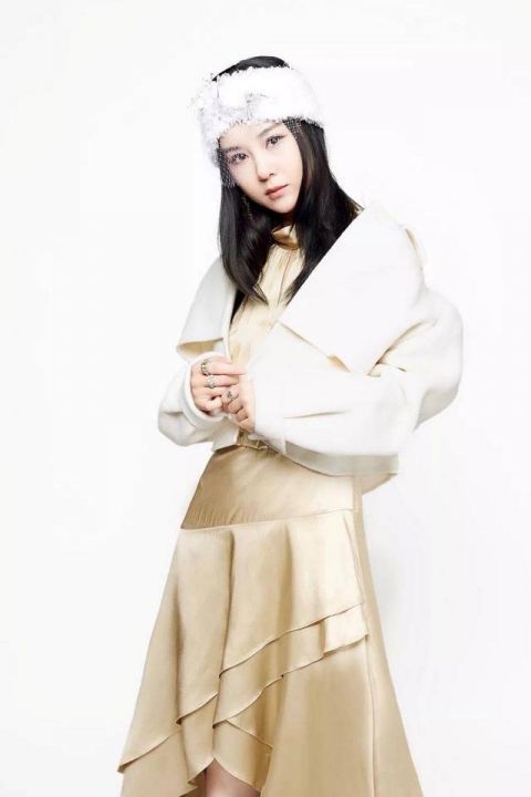  气质|李小萌穿露肩外套，一条白色薄纱裙充满了女神气质