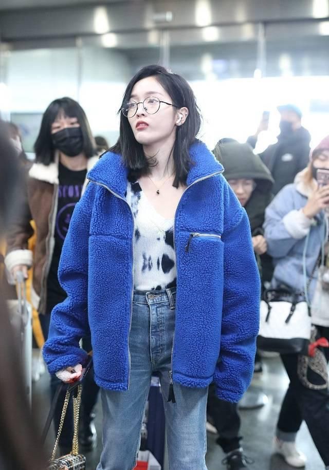  打扮|吴宣仪机场打扮，高腰牛仔裤配蓝色毛绒外套穿出150的感觉