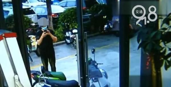  偷偷|男子为了红颜知己，拿把小刀凌晨偷偷干这事！