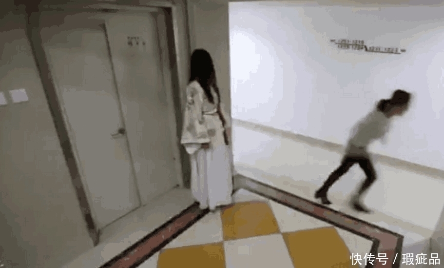 中年男子|女子扮鬼吓人, 一位中年男子的出现, 女子含泪道歉