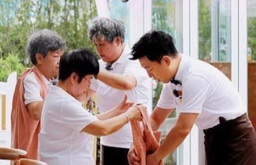  退出|黄渤当年退出《极限挑战》另有苦衷？多次恳求何炅，却被接连拒绝