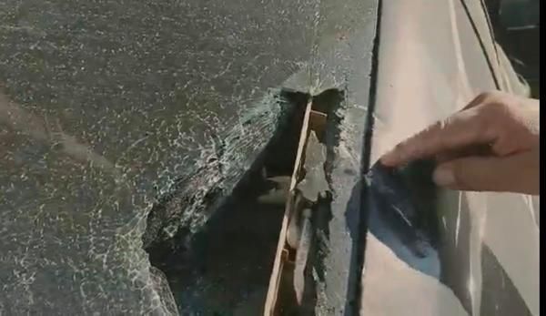  高空|高空落下一个砂锅盖，楼下三辆车不同程度受损，其中一辆挡风玻璃被砸个大窟窿